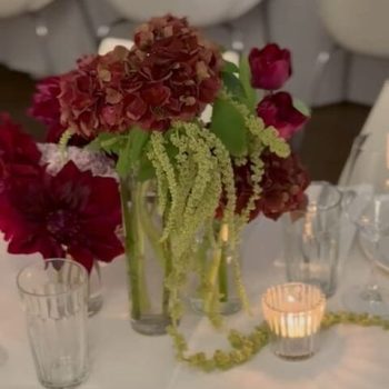 Elegant wedding décor featuring refined table settings, candles, and floral arrangements.